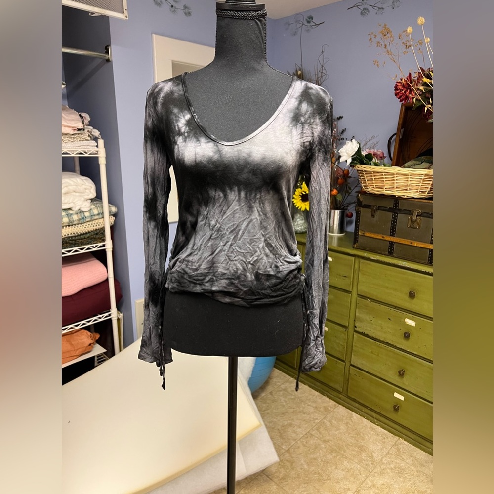 Tie dye laced up side long sleeve